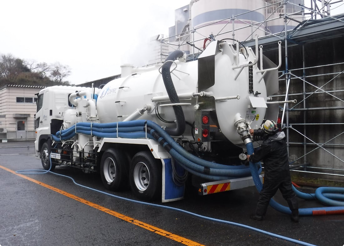 強力吸引車による産業廃棄物の収集・運搬業務